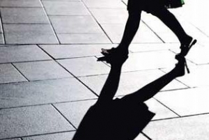 Tentava di buttarsi giù dal cavalcavia, donna salvata da un passante.