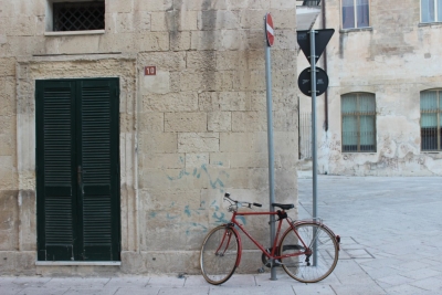 Pescara. Vietato attaccare bici al palo, rischio sanzioni. Così Alessandrini risolve la mobilità