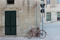 Pescara. Vietato attaccare bici al palo, rischio sanzioni. Così Alessandrini risolve la mobilità