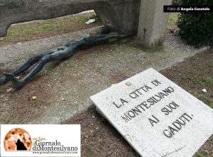 Montesilvano, levato tricolore in P.zza Montanelli. Forconi:" lo rimetteremo"