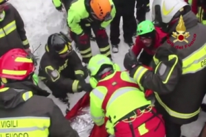 mamma bambino salvati nel gruppo di 6 persone