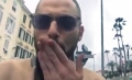 Riccardo Ruiu batterista che manda un bacio nel video