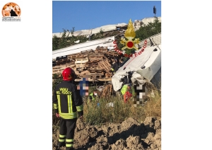 Pescara/Villanova, camion esce di strada finendo nella scarpata sull'A25