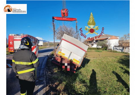 Pianella, camion olio finisce in una scarpata, illesi gli occupanti.
