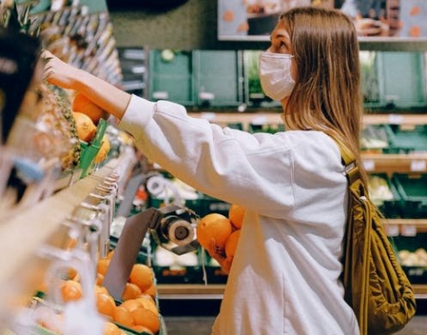 ragazza che fa shopping