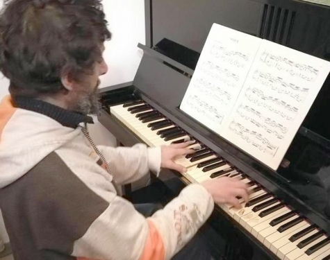 Pellegrini è un pianista affetto da una grave malattia dolorosa