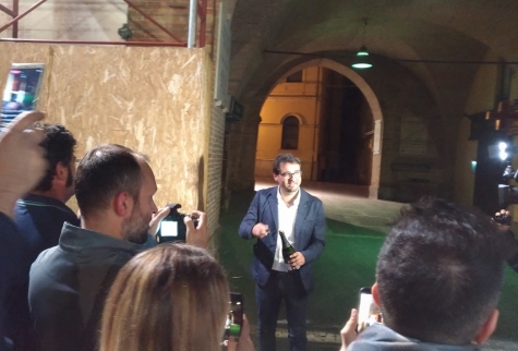 il neo eletto sindaco di teramo brinda in piazza