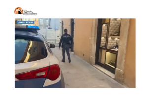 L'Aquila, furto in gioielleria in doppia coppia, totale 27 mila euro di bottino.