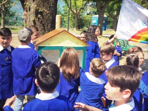 I bambini inaugurano la casetta dei libri 
