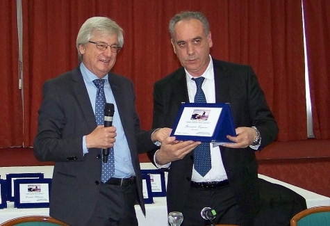 Mancini e Legnini mentre ritira il premio