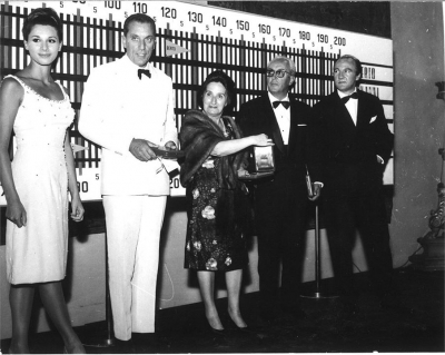 Laudomia Bonanni in un premio, al centro