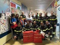 Pescara, i vigili del fuoco portano doni ai bambini di pediatria