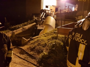 l'auotbotte in una scarpata incuneata ha reso difficili le operazioni di recupero e bonifica