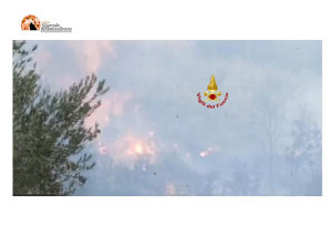 Torre dè Passeri, incendio di sterpaglie e macchia mediterranea