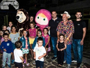 Nella foto i bambini , Gino Berardi e Il vicesindaco