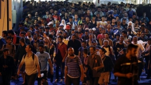 Lesbo. Rifugiati incendiano e prendono a sassate ufficio richieste asilo