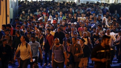 Lesbo. Rifugiati incendiano e prendono a sassate ufficio richieste asilo