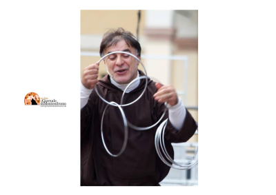 Teramo, il Natale del finanziere con Frate Mago illusionista.