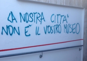 la frase criptca scritta nel sottopassaggio di viaSauro