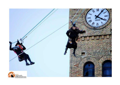 Atri, discesa delle befane dalla Torre del Palazzo Ducale