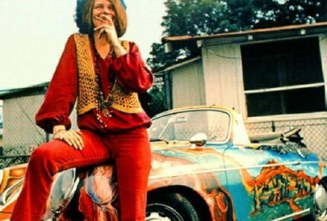 La cantante con la sua auto