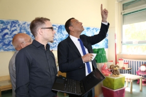 sindaco Alessandrini indica le luci