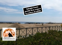 Questa mattina gli operai del comune hanno lavorato per attrezzare la spiaggia per la scultura di sabbia