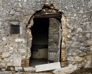 Aielli. Rubato arco dell'800. Sindaco ai ladri: "Spero vi cadrà in testa"