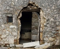 Aielli. Rubato arco dell'800. Sindaco ai ladri: "Spero vi cadrà in testa"