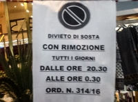 Cartello affisso che stabilisce multa dopo le 20,30