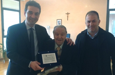 Mragno e De Martinis consegnano targa a Orsini