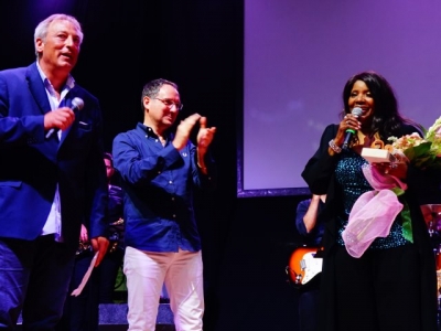 Edizione passata, nella foto gloria gaynor riceveil premio