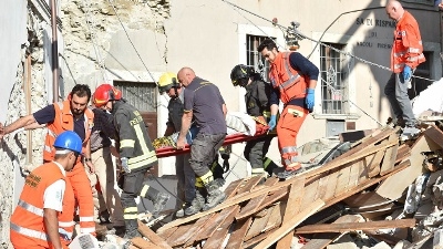 Sisma. 250 morti, Vigili estraggono vive 215 persone dalle macerie. Ancora 1 scossa