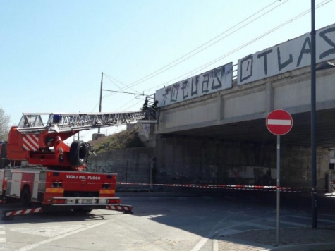 Pescara. Via De Gasperi caduta calcinacci dal ponte. Chiuso sottopasso