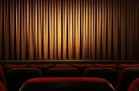 Spettacolo riaprono cinema e teatri. Ecco le disposizioni: in scena con i guanti.