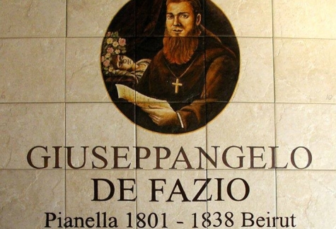 la targa in ceramica che cerca un muro