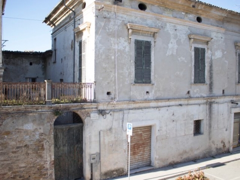 Fossacesia, palazzo mayer, parte al Comune