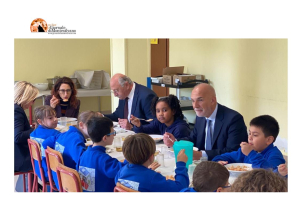 Pescara. Sindaco e assessore a pranzo con gli alunni