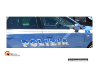 Pescara. Ruba registratore di cassa in un negozio, la polizia lo identifica grazie a una maglia azzurra.