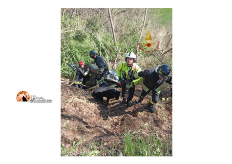 Città Sant'Angelo, finisce con l'auto in un fossato, estratto dai vigili.