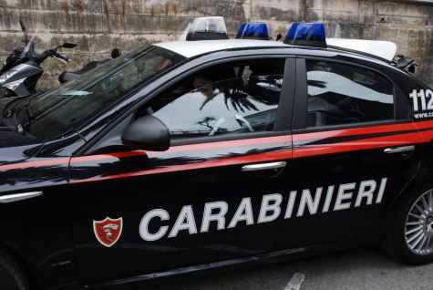 Aggredisce i carabinieri lanciando piatti dalla finestra e sparando con una carabina ad aria compressa.