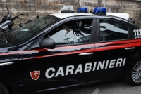 Aggredisce i carabinieri lanciando piatti dalla finestra e sparando con una carabina ad aria compressa.