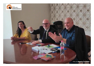 Segretario Nazionale Figec suona campanella e esclama "Viva l'Abruzzo!" - accanto Donato Fioriti e Candida De Novellis.