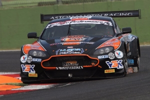 Aston Martin della Solaris Motorsport competitiva ma sfortunata a Vallelunga