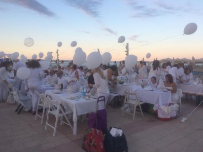 Pescara. In centinaia alla prima “Cena in bianco” della città.