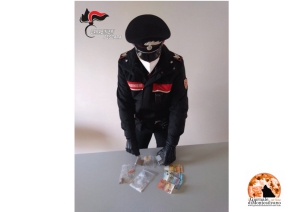 Cappelle sul Tavo, fermata donna con droga, bilancino e soldi.