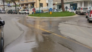 la copiosa perdita d'aqua dal tombino della rotonda