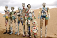 Robot fatto di materiali di scarto
