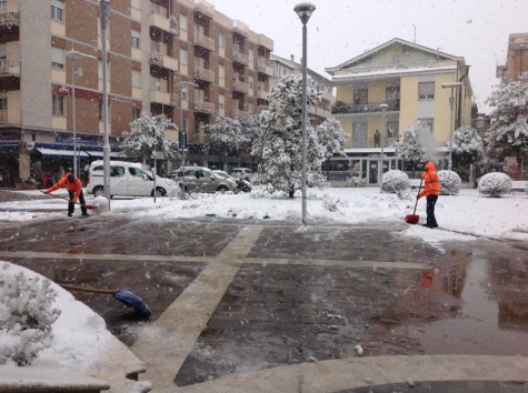 Glo ospiti dello Sprar che spazzano la piazza del Comune