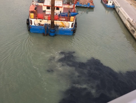 Pescara. Pettinari , "macchie inquietanti nel fiume"